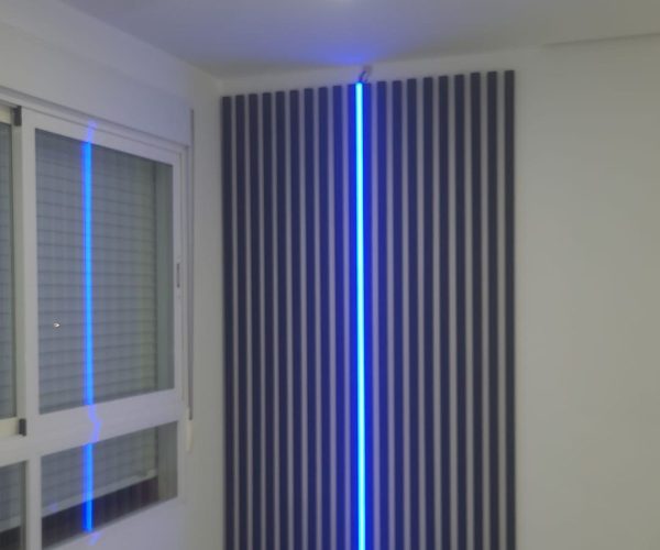 Iluminación interior , en salón comedor . Con tira de Led empotrada en pladur . Luz blanca a petición del cliente en 12w metro