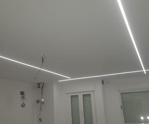 Iluminación interior , en salón comedor . Con tira de Led empotrada en pladur . Luz blanca a petición del cliente en 12w metro