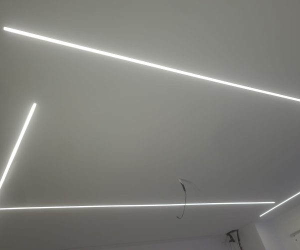 Iluminación interior , en salón comedor . Con tira de Led empotrada en pladur . Luz blanca a petición del cliente en 12w metro