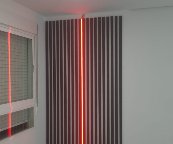 Iluminación interior , en salón comedor . Con tira de Led empotrada en pladur . Luz blanca a petición del cliente en 12w metro