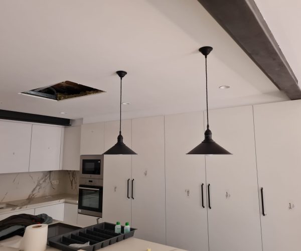 Iluminación de salón cocina después de hacer la reforma , lámparas colgantes en bancada , Led en oscuro y luminarias de diseño en salón