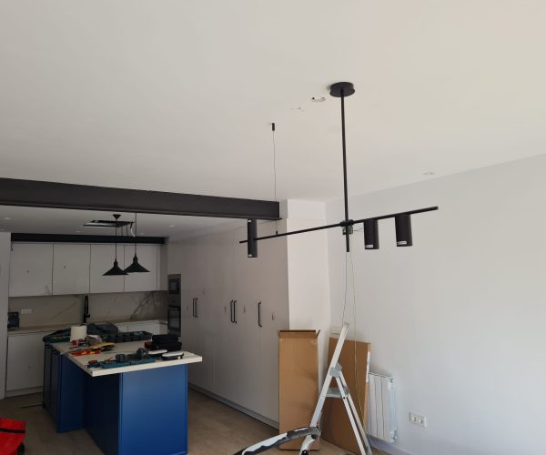 Iluminación de salón cocina después de hacer la reforma , lámparas colgantes en bancada , Led en oscuro y luminarias de diseño en salón
