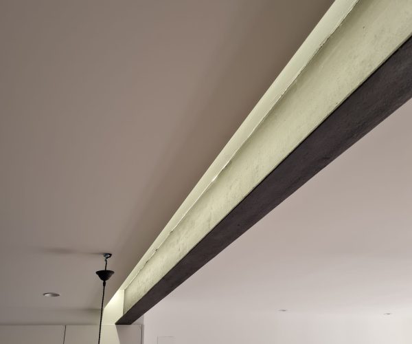 Iluminación de salón cocina después de hacer la reforma , lámparas colgantes en bancada , Led en oscuro y luminarias de diseño en salón