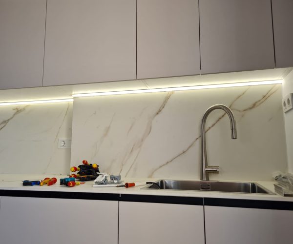 Iluminación de bancada en cocina bajo muebles con perfil para led se45°