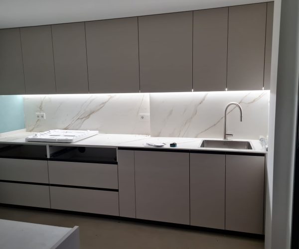 Iluminación de bancada en cocina bajo muebles con perfil para led se45°