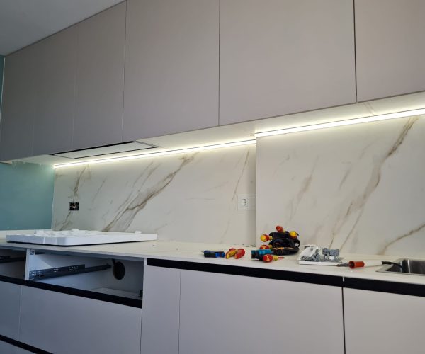 Iluminación de bancada en cocina bajo muebles con perfil para led se45°